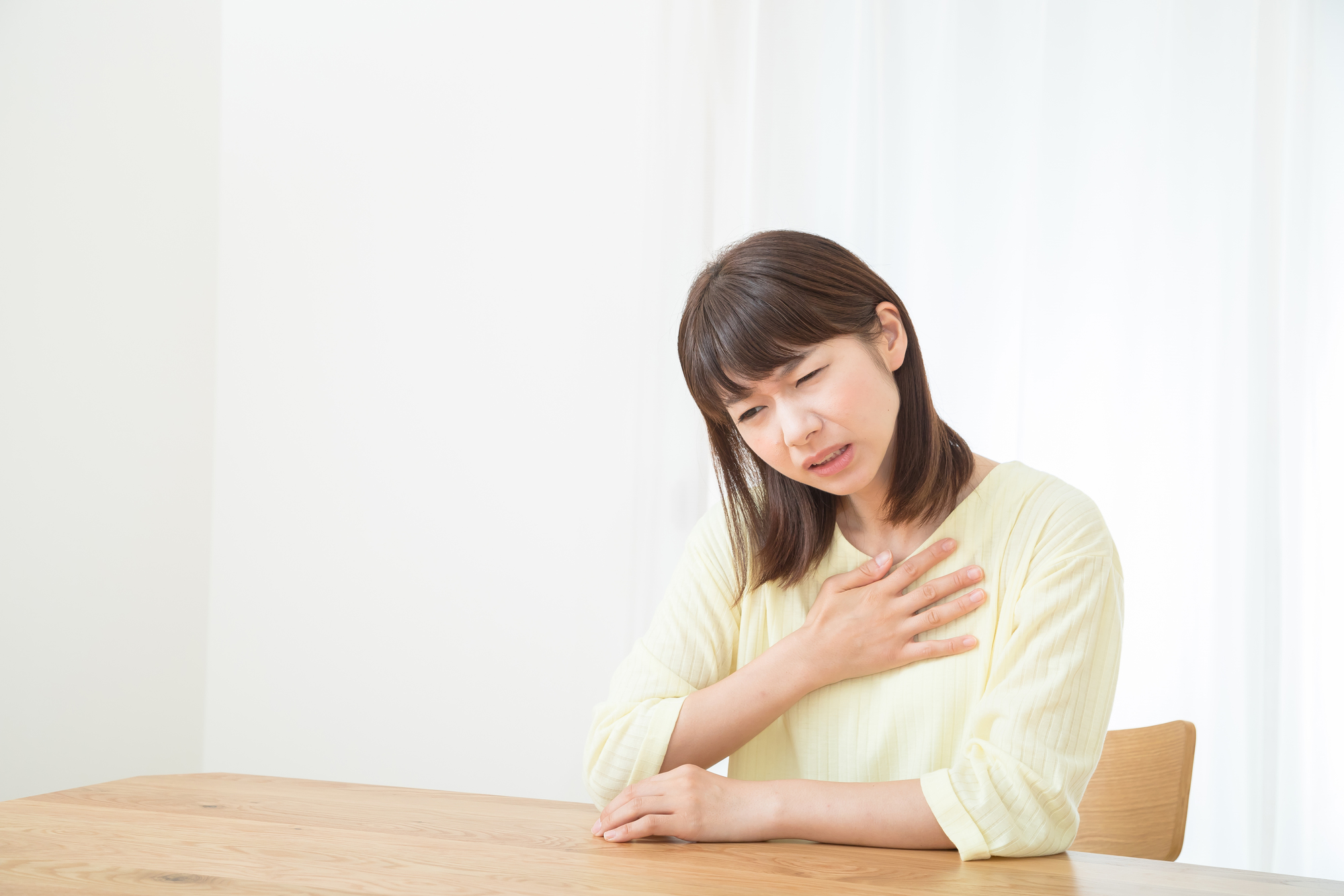 心臓の痛みを感じる若い女性│若い人でも心臓弁膜症になるの？