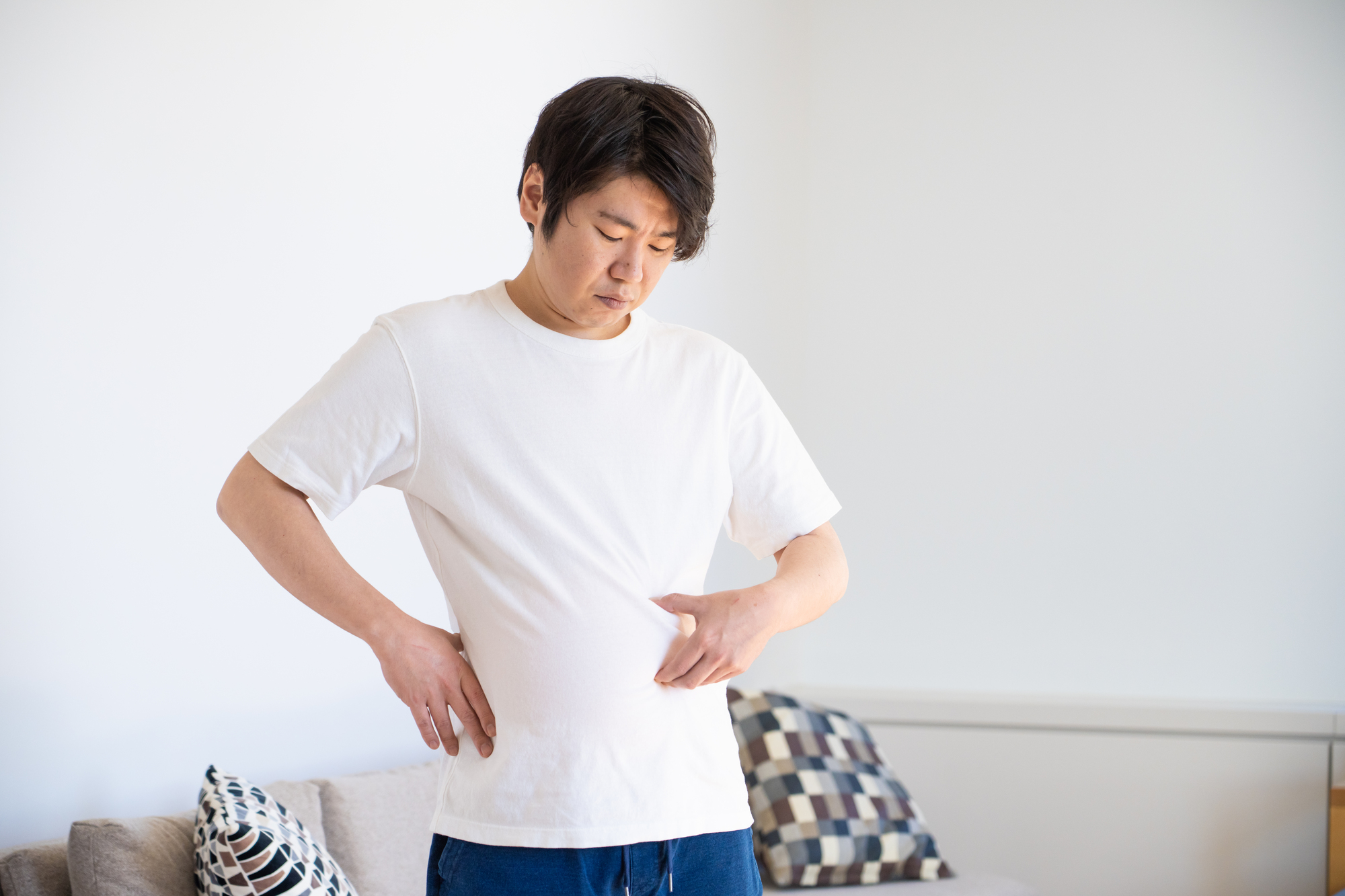肥満を気にする男性のイメージ