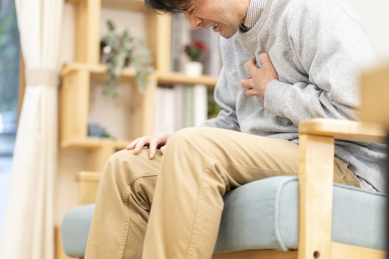 胸を抑える男性│胸の痛みについて
