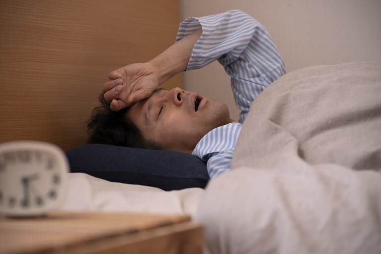 口を開けて寝る男性│日本人の約10人に一人が睡眠時無呼吸症候群？