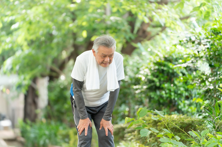 すぐに息切れがする高齢男性│息切れするのはなぜ？